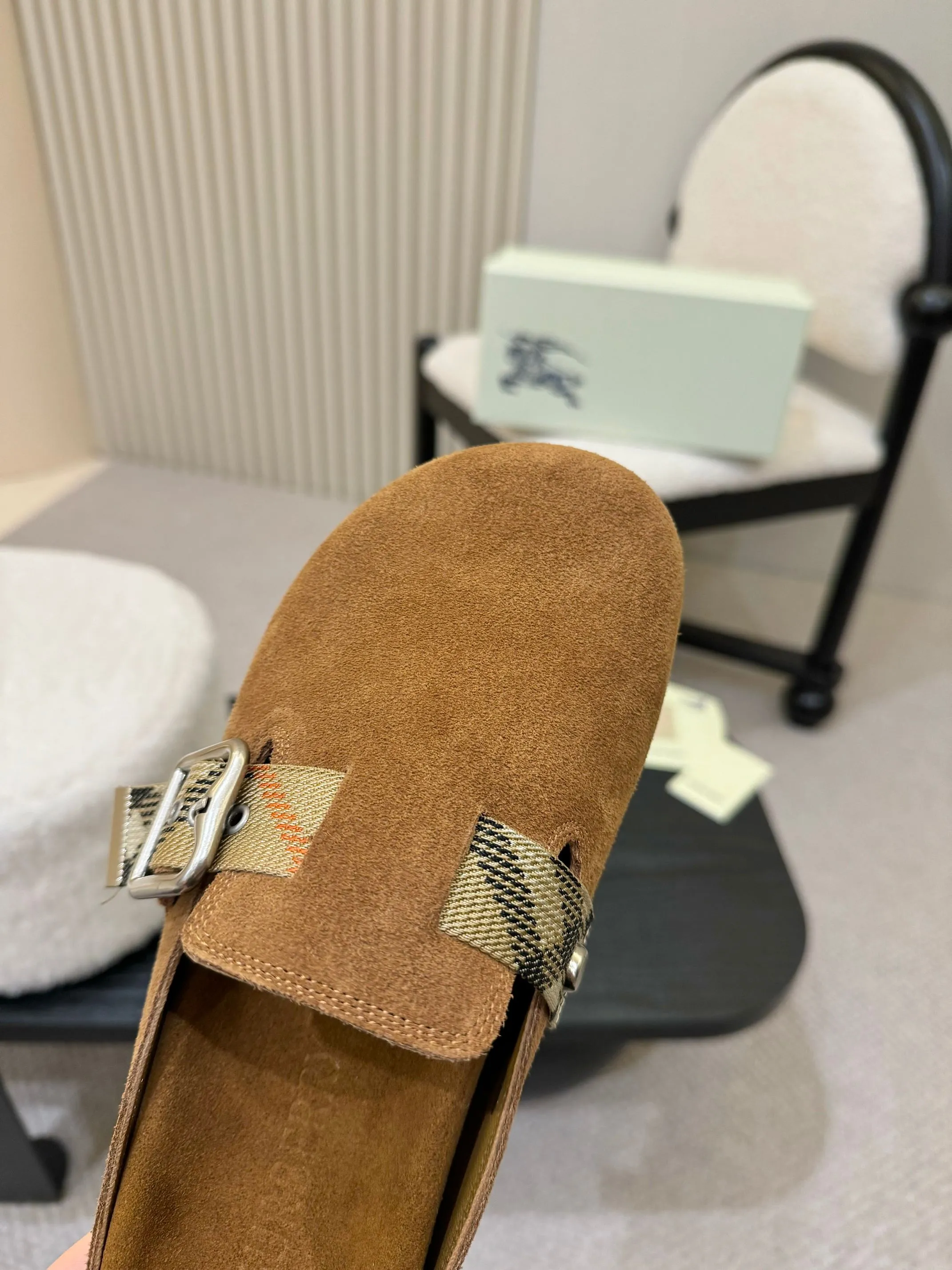 Men's shoes 💰560 Burberry's 2025 popular Birkenstock slippers are released, made of soft suede fabric and refined in Italian workshops. Featuring an embossed plaid pattern and an embossed sole embellished with the archive brand's logo. Features an adjustable B-shaped buckle strap and is embellished with the signature sand-colored Burberry check in jacquard worsted.   ✅Fabric: suede ✅Lining: silk cowhide ✅Outsole: TPU ✅Color: black, brown, pink, apricot, 4 colors available ✅Code number: 35-45 for men and women (35, 45 customized)